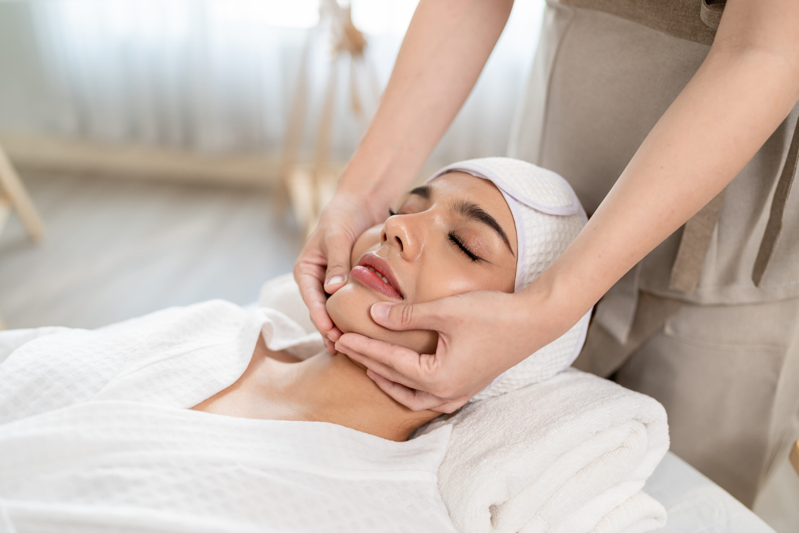 Beautiful Woman Getting Head And Facial Massage Tr 2026 01 09 11 56 31 Utc